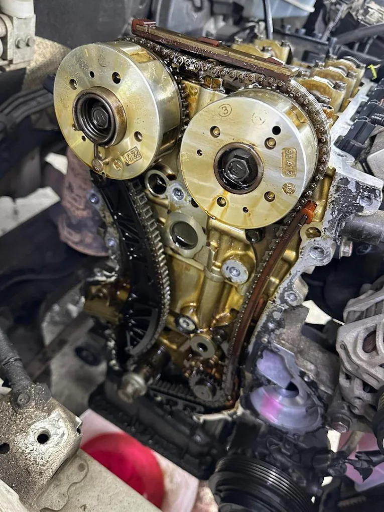 Zbliżenie na układ rozrządu podczas naprawy silnika w Autoline Service Karpin.