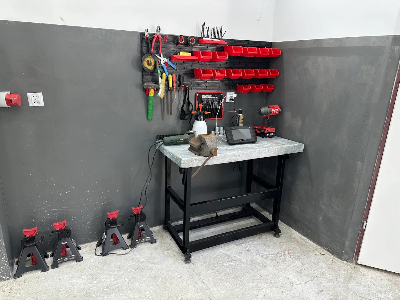 Stanowisko narzędziowe w Autoline Service Karpin z profesjonalnymi narzędziami do napraw samochodowych.